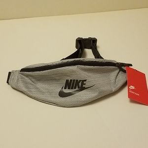 Brand new Nike Heritage Hip Fanny Pack -unisex